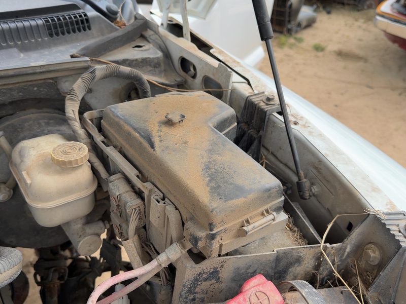 2005-2007 Dodge Dakota (mid-size) Engine Fuse Box