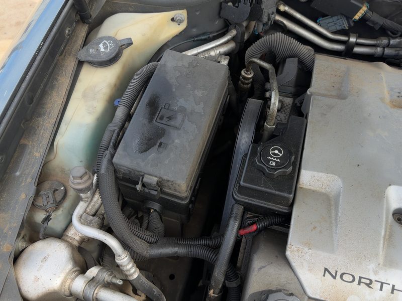 2001-2003 Cadillac Seville Engine Fuse Box