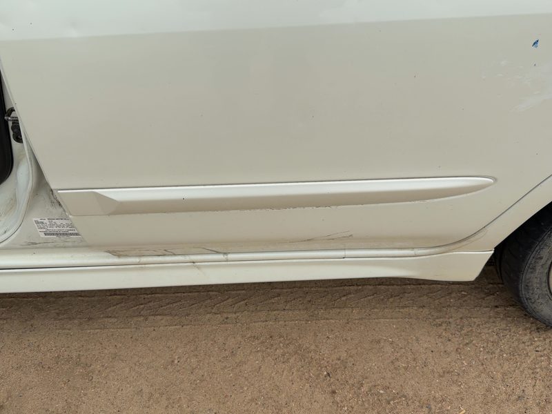 2000-2001 Infiniti I30 Rear Door Moulding LH