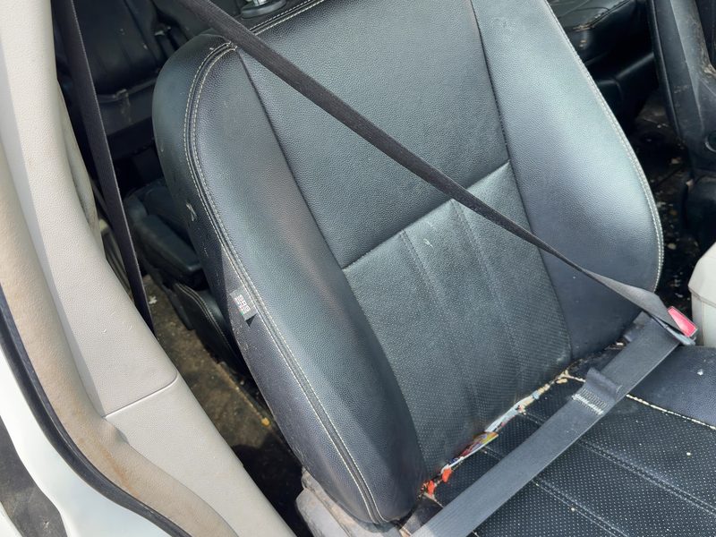 2011-2013 Chrysler Town & Country Front Seat Belt RH