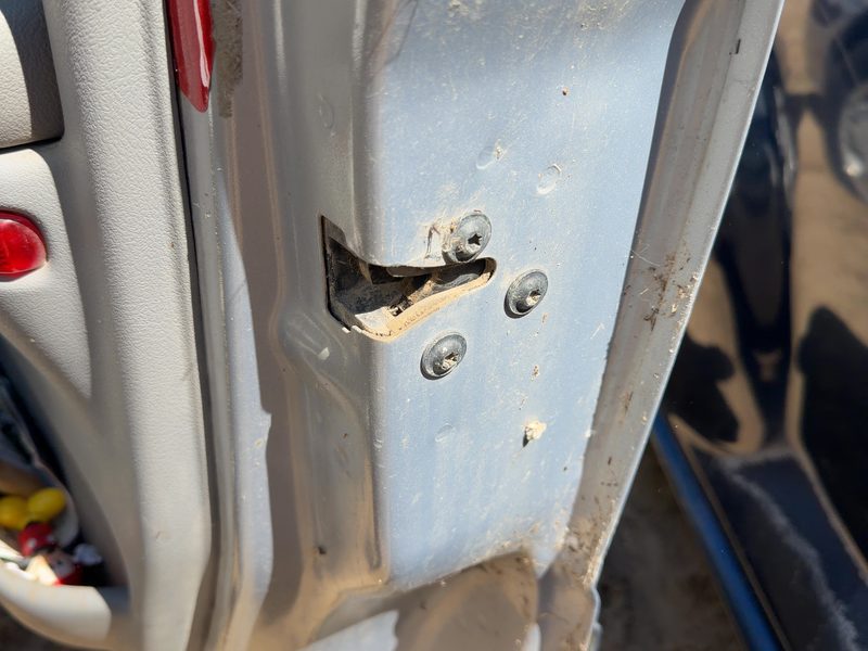 2000 Chevrolet Venture Front Door Latch RH
