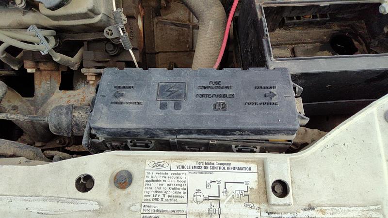 2005-2007 Sable (mercury) Engine Fuse Box
