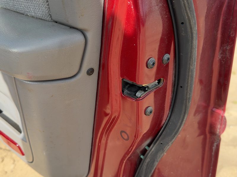 2001 Ford Taurus(see Also Taurus X) Front Door Latch RH