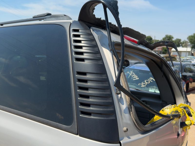 2005 Chevy/gmc Suburban 1500 Series Quarter Panel Moulding LH