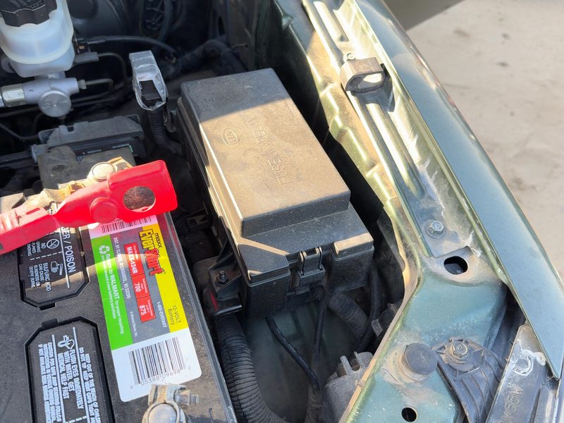 2003-2006 Kia Sorento Engine Fuse Box