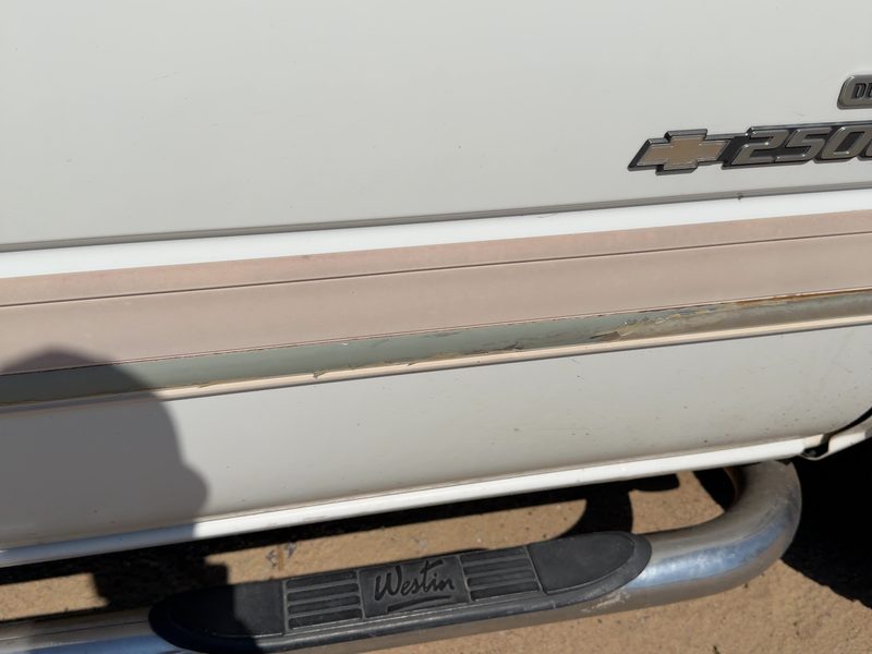 2003-2007 Chevrolet 2500 Silverado Pickup Front Door Moulding RH