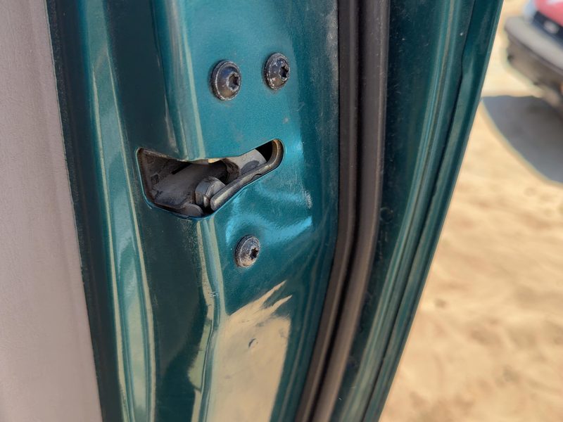 1997-1998 Ford Pickup F150 Series Front Door Latch RH