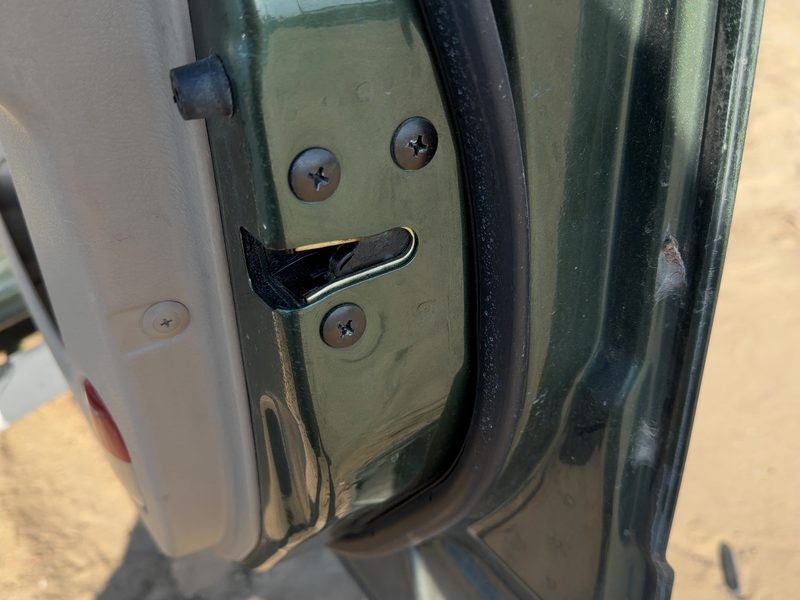 2003-2006 Kia Sorento Front Door Latch RH