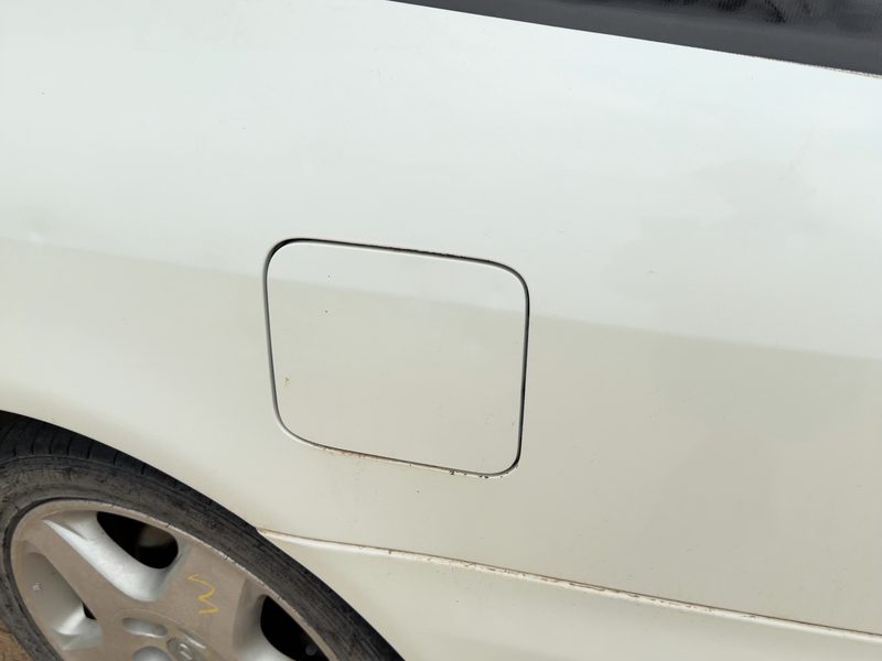 2000-2004 Infiniti I30 Fuel Tank Door
