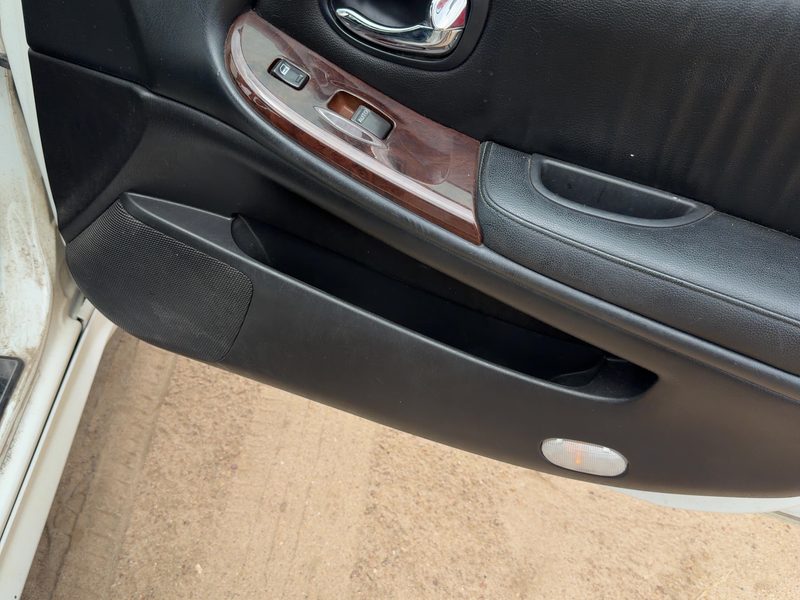 2000-2001 Infiniti I30 Front Door Trim Panel RH