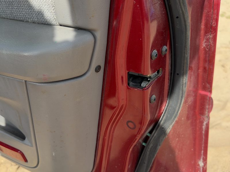 2001 Ford Taurus(see Also Taurus X) Front Door Latch RH