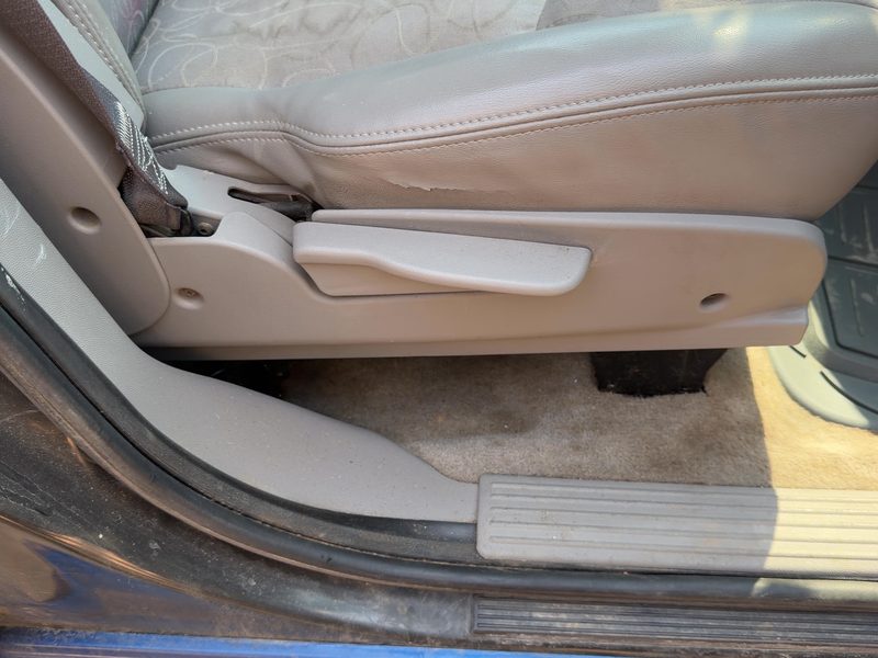 2005 Saturn Vue Seat Track RH