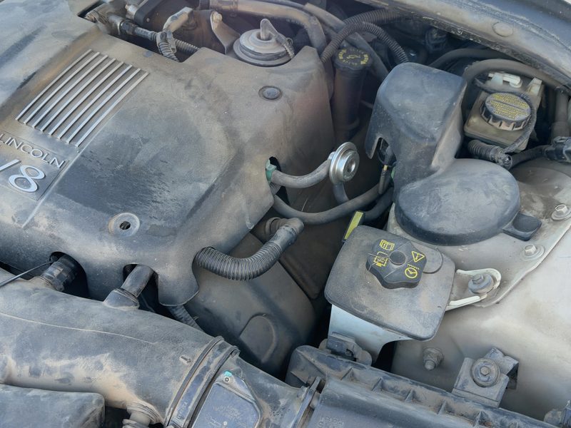 2000-2002 Lincoln LS Cylinder Head