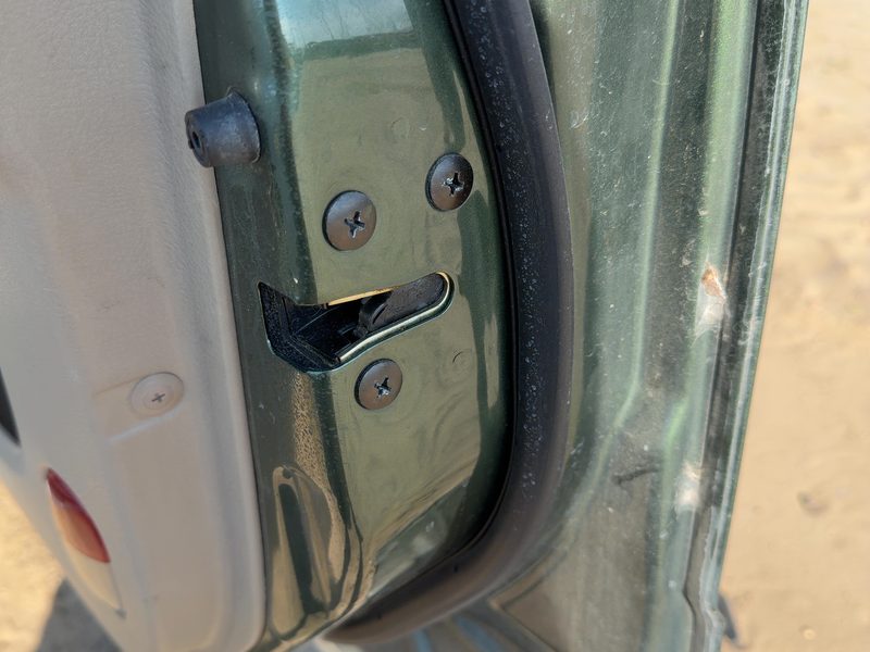 2003-2006 Kia Sorento Front Door Latch RH
