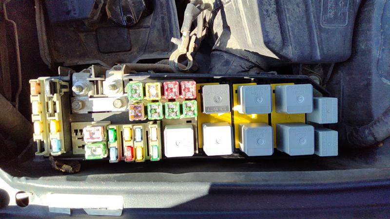 2005-2007 Ford Escape Engine Fuse Box