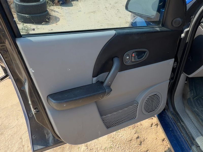 2004-2005 Saturn Vue Front Door Trim Panel LH