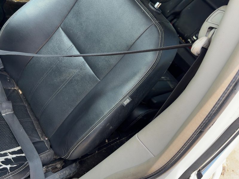 2011-2013 Chrysler Town & Country Front Seat Belt LH