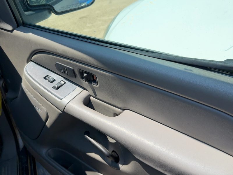 2005 Chevy/gmc Suburban 1500 Series Front Door Trim Panel RH
