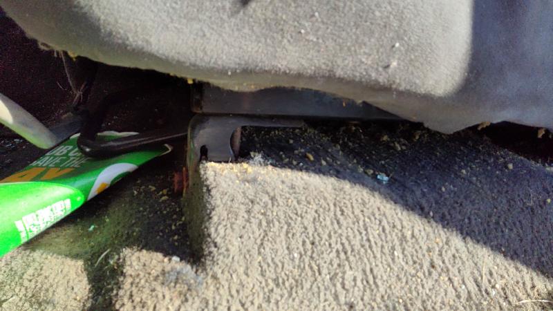 2000 Dodge Dakota (mid-size) Seat Track