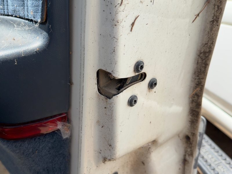 1993 Oldsmobile Eighty-eight (80 & Up) Front Door Latch RH