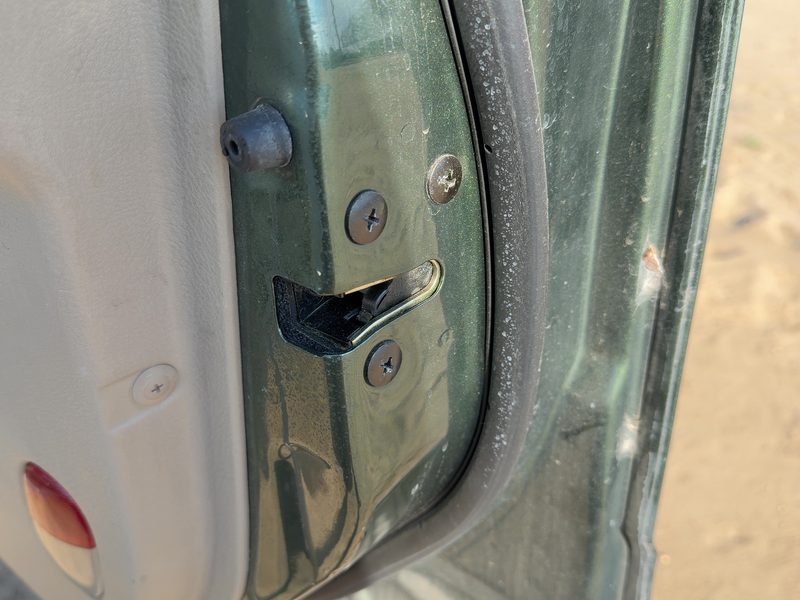 2003-2006 Kia Sorento Front Door Latch RH