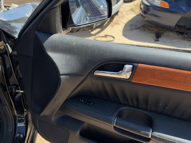 2006-2007 Infiniti M35 Front Door Trim Panel RH
