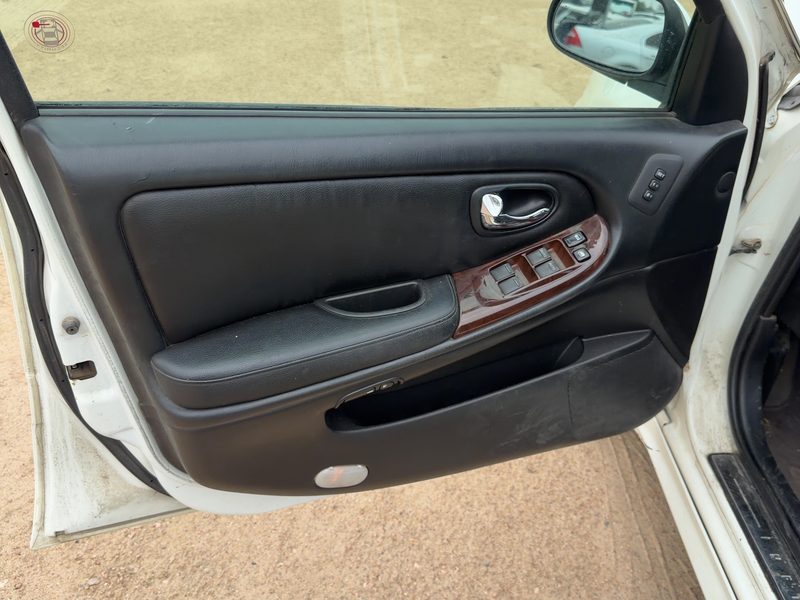 2000-2001 Infiniti I30 Front Door Trim Panel LH