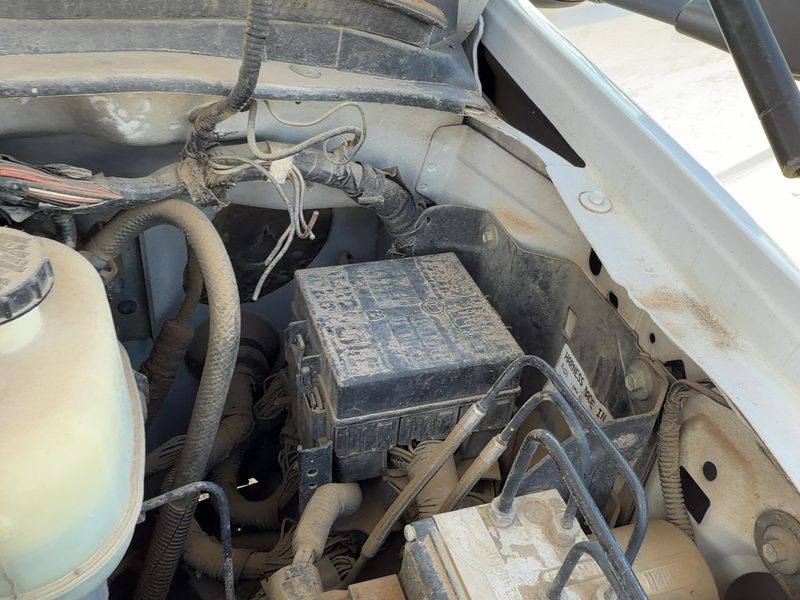 2005-2007 Ford F350 Super Duty Pickup Engine Fuse Box