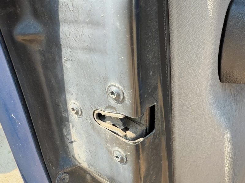 2002-2007 Saturn Vue Front Door Latch LH