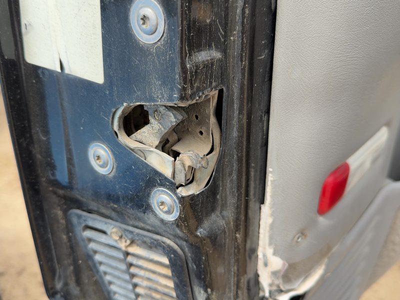 1992-2000 Chevrolet Pickup 1500 Series Front Door Latch LH