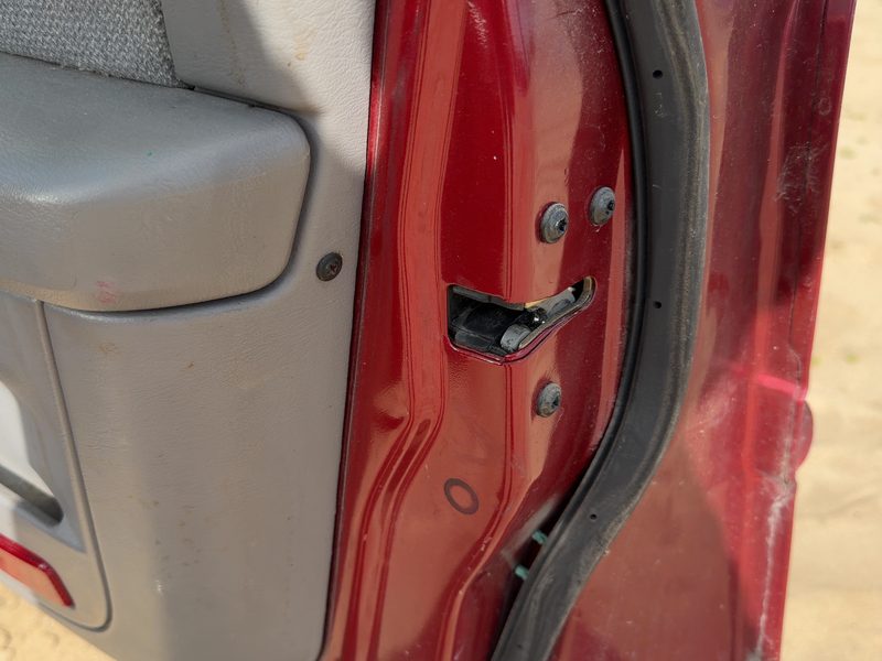 2001 Ford Taurus(see Also Taurus X) Front Door Latch RH