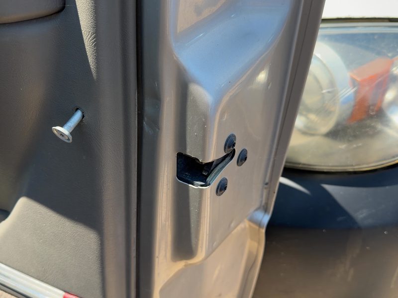 2003-2007 Chevy/gmc Suburban 1500 Series Front Door Latch RH