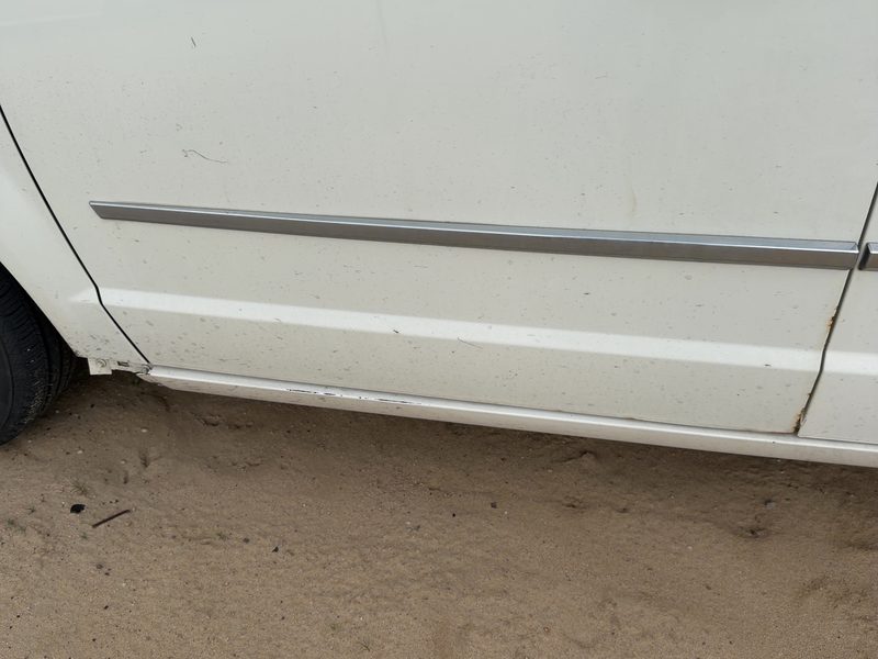 2010-2016 Chrysler Town & Country Front Door Moulding LH