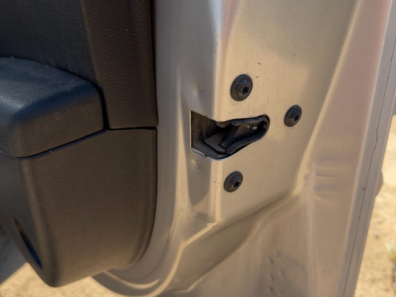 2005-2010 Pontiac G6 Front Door Latch RH