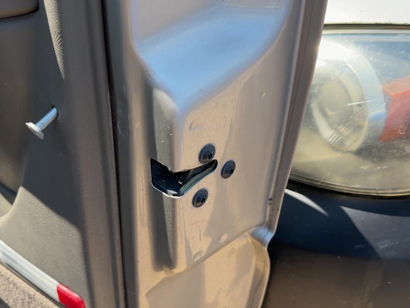2003-2007 Chevy/gmc Suburban 1500 Series Front Door Latch RH